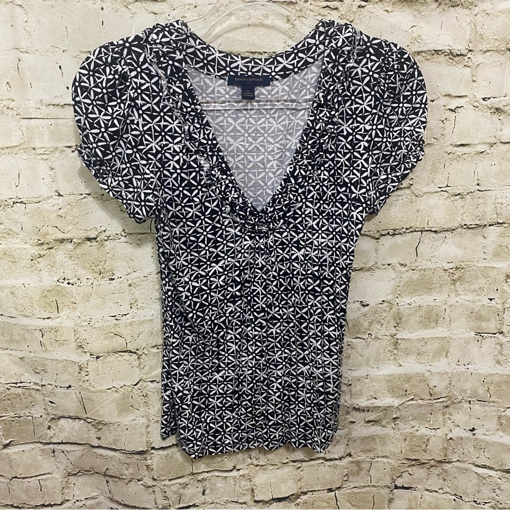 Banana Republic Black White Print Ruffle V Neck Soft Stretch Top
